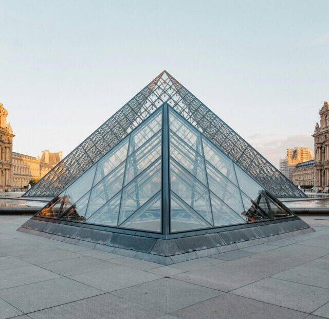 museu-louvre-paris-fachada-famoso