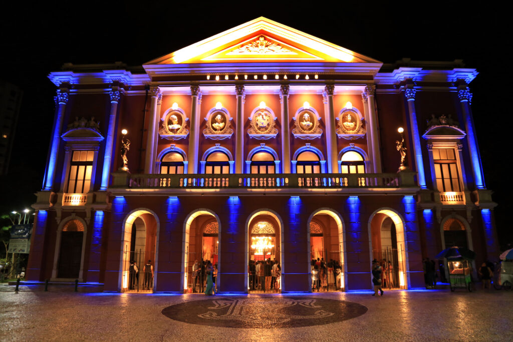 Conheça tudo sobre os maiores teatros do Brasil: sua história, arquitetura e importância cultural