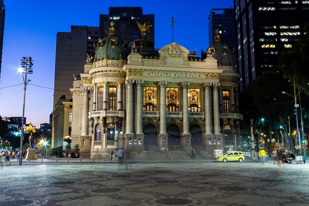 Conheça tudo sobre os maiores teatros do Brasil: sua história, arquitetura e importância cultural
