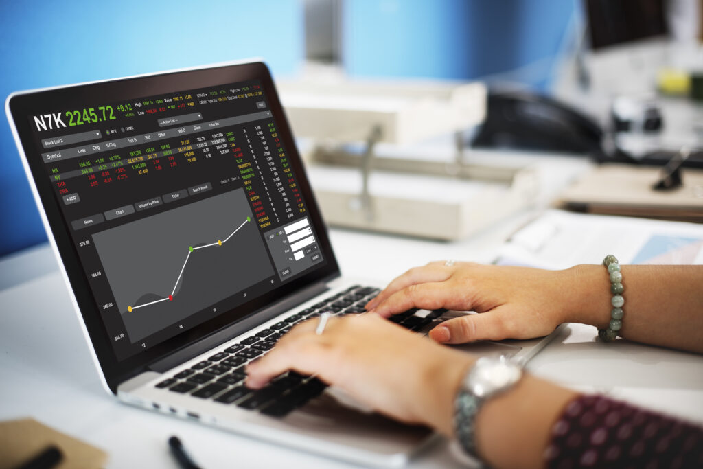 Como funciona a bolsa de valores, o que é a B3, como investir, o papel do home broker, como funcionam as ações e a importância de estudar...