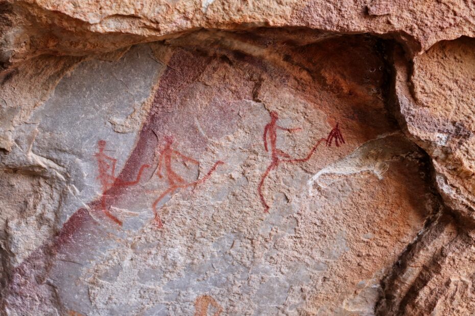 Tudo sobre as características da arte rupestre, seus tipos, técnicas e exemplos, incluindo sua importância para a história