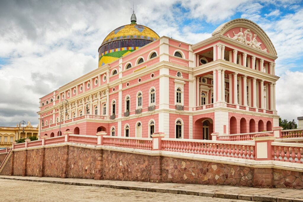 Conheça tudo sobre os maiores teatros do Brasil: sua história, arquitetura e importância cultural