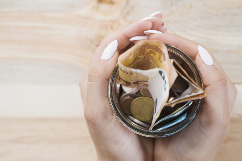 Qual a diferença entre guardar dinheiro e investir dinheiro? Entenda quando usar cada estratégia e como equilibrar segurança e crescimento...