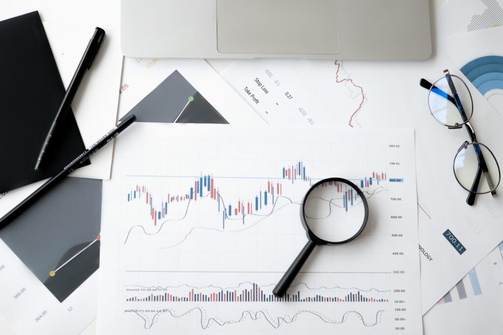 Descubra 8 erros ao investir e saiba como evitá-los para alcançar resultados ótimos. Guia prático para iniciantes no mercado financeiro