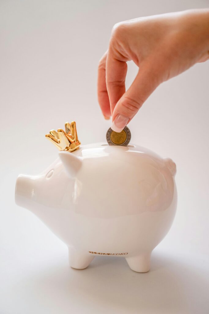 Qual a diferença entre guardar dinheiro e investir dinheiro? Entenda quando usar cada estratégia e como equilibrar segurança e crescimento...
