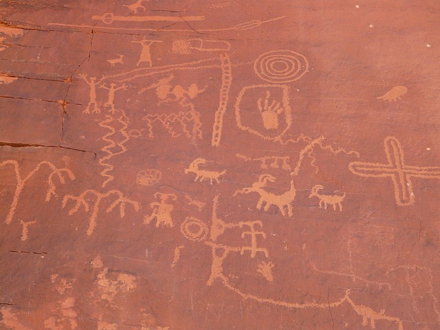 Tudo sobre as características da arte rupestre, seus tipos, técnicas e exemplos, incluindo sua importância para a história