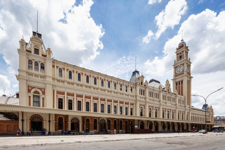 Explore o Museu da Língua Portuguesa em São Paulo: história, exposições interativas, importância cultural e educacional e curiosidades