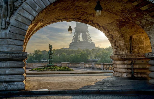 Prepare-se para o suspense “Apartamento de Paris”, de Lucy Foley — um thriller psicológico que revela o lado mais sombrio parisiense