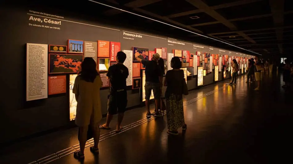 Explore o Museu da Língua Portuguesa em São Paulo: história, exposições interativas, importância cultural e educacional e curiosidades