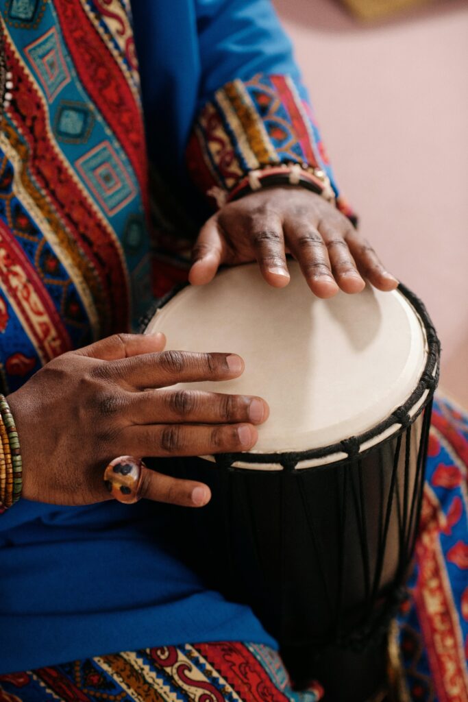 Descubra a riqueza e a diversidade dos instrumentos musicais brasileiros — do berimbau ao pandeiro. Curiosidades e suas origens.