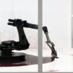 Entenda a obra de arte robô Can’t Help Myself e porque virou metáfora potente sobre o cansaço da vida moderna...