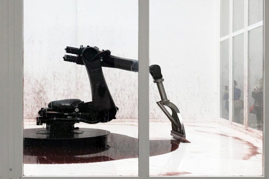 Entenda a obra de arte robô Can’t Help Myself e porque virou metáfora potente sobre o cansaço da vida moderna...