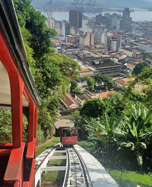 Descubra a história encantadora do Bondinho Monte Serrat, o símbolo turístico de Santos que une fé, glamour e uma vista linda!