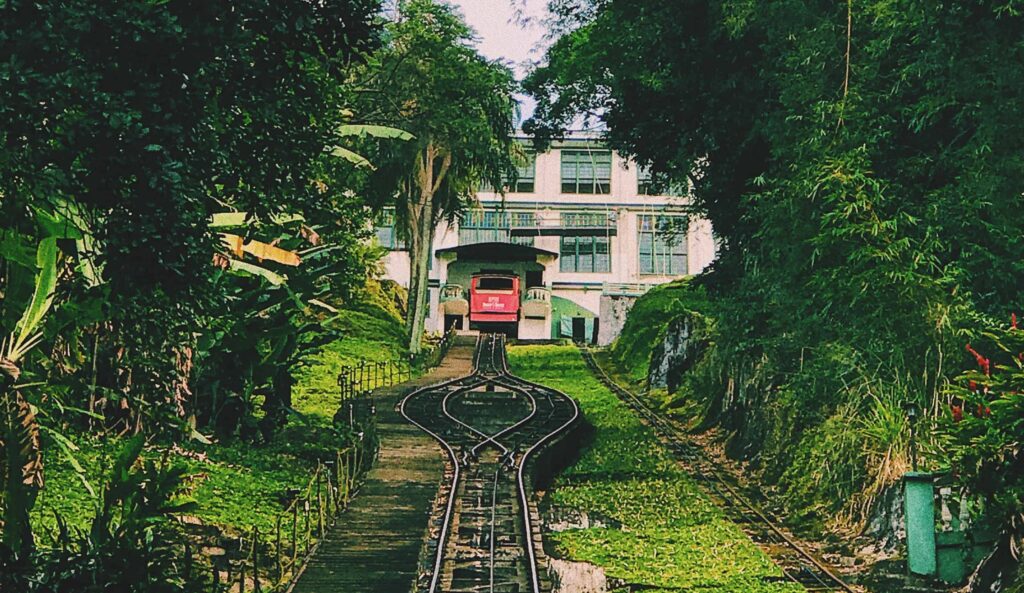 Descubra a história encantadora do Bondinho Monte Serrat, o símbolo turístico de Santos que une fé, glamour e uma vista linda!