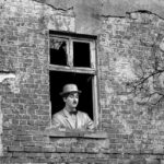 Por que os filmes antigos eram em preto e branco? Entenda as limitações técnicas, as escolhas artísticas e como essa estética marcou época..