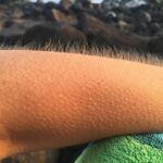 Por que a música arrepia a gente? Entenda como o cérebro, a emoção e a memória se conectam para transformar sons em sensações físicas intensas