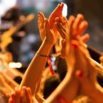 Por que a gente aplaude no final de um espetáculo? Descubra a origem, o significado e a emoção por trás desse gesto tão simples...