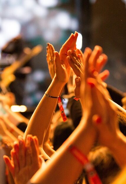 Por que a gente aplaude no final de um espetáculo? Descubra a origem, o significado e a emoção por trás desse gesto tão simples...